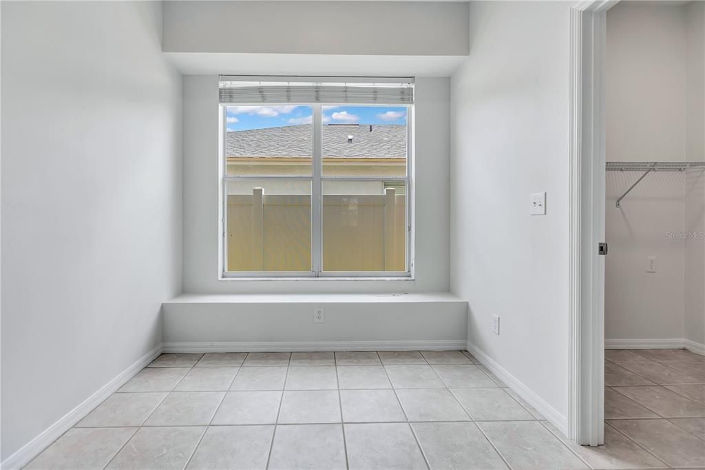 Activo con contrato: $320,000 (4 camas, 2 baños, 2054 Pies cuadrados)