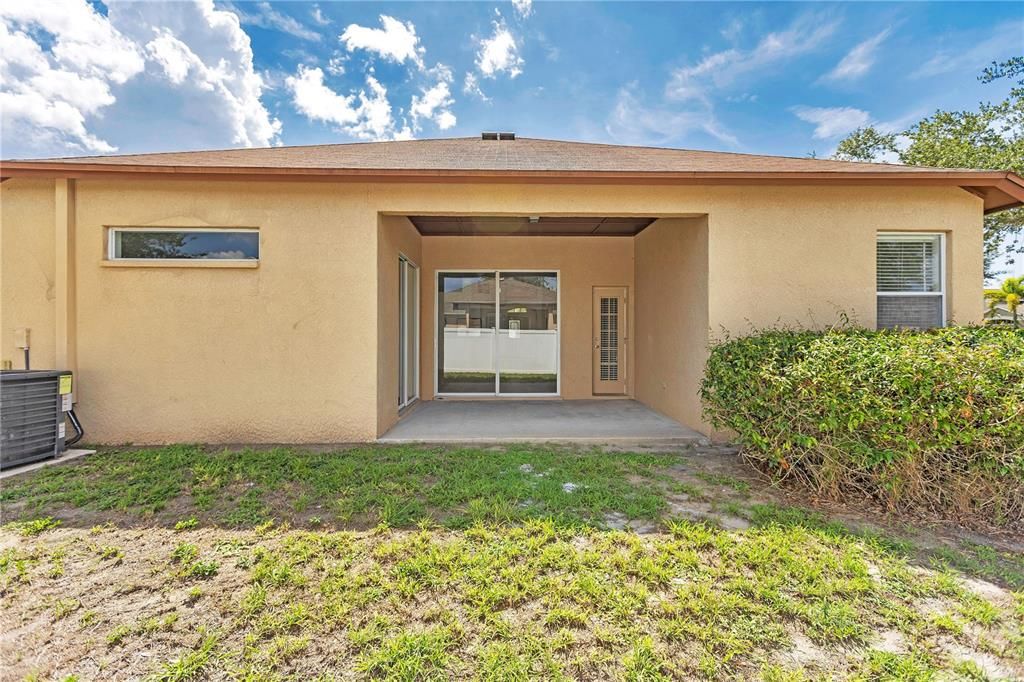 Activo con contrato: $320,000 (4 camas, 2 baños, 2054 Pies cuadrados)