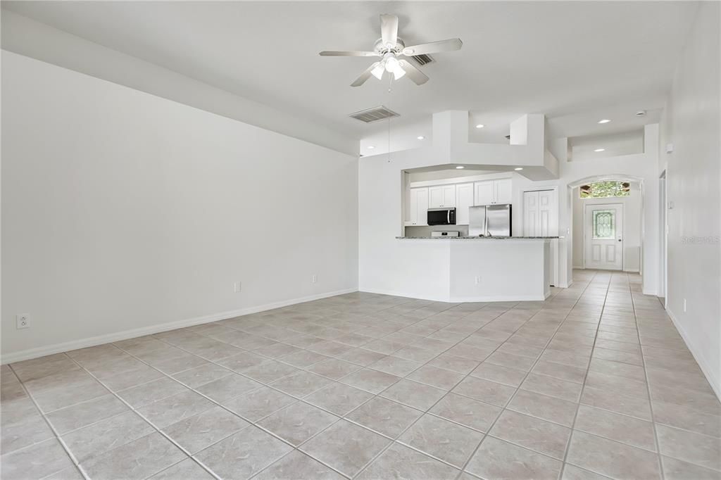 Activo con contrato: $320,000 (4 camas, 2 baños, 2054 Pies cuadrados)