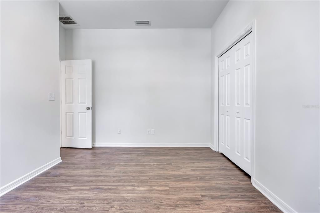 Activo con contrato: $320,000 (4 camas, 2 baños, 2054 Pies cuadrados)