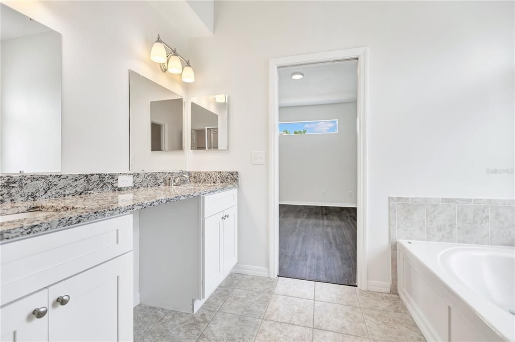 Activo con contrato: $320,000 (4 camas, 2 baños, 2054 Pies cuadrados)