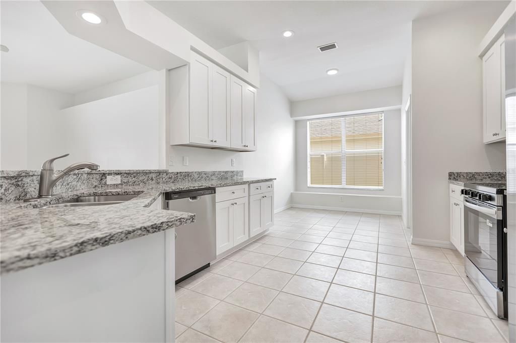 Activo con contrato: $320,000 (4 camas, 2 baños, 2054 Pies cuadrados)