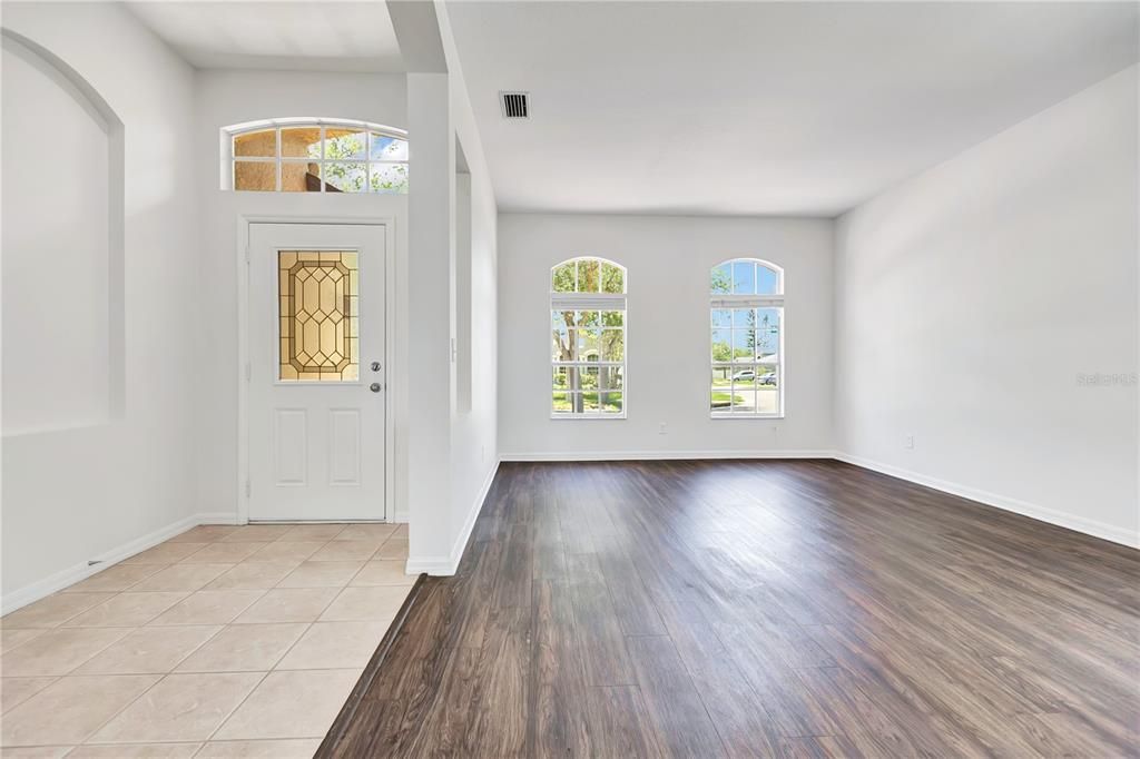 Activo con contrato: $320,000 (4 camas, 2 baños, 2054 Pies cuadrados)