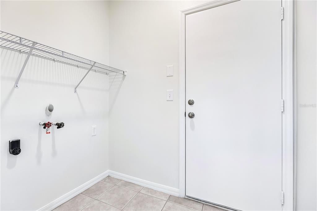 Activo con contrato: $320,000 (4 camas, 2 baños, 2054 Pies cuadrados)