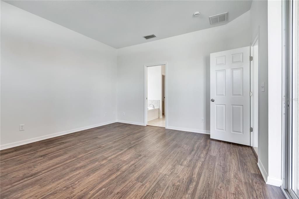 Activo con contrato: $320,000 (4 camas, 2 baños, 2054 Pies cuadrados)