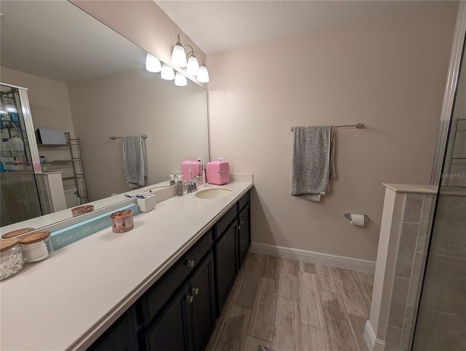 For Rent: $2,800 (3 beds, 2 baths, 1961 Square Feet)