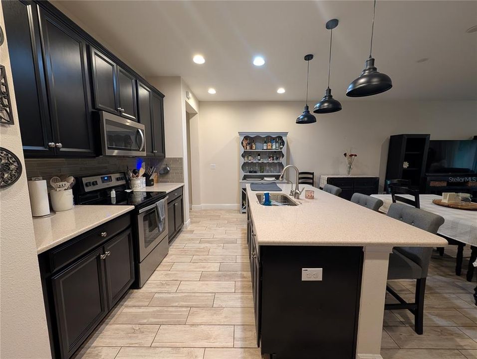 For Rent: $2,800 (3 beds, 2 baths, 1961 Square Feet)