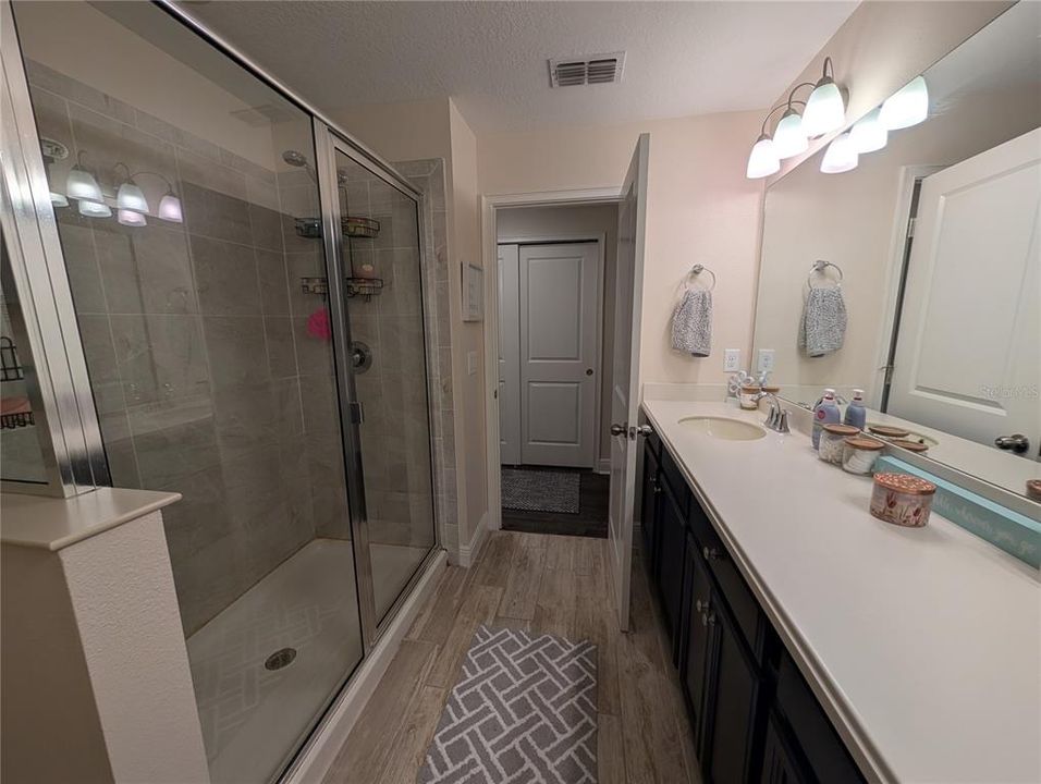 For Rent: $2,800 (3 beds, 2 baths, 1961 Square Feet)