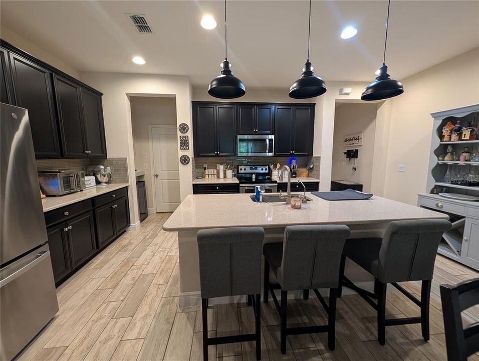 For Rent: $2,800 (3 beds, 2 baths, 1961 Square Feet)