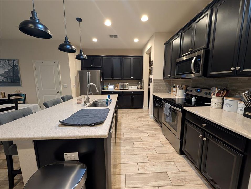 For Rent: $2,800 (3 beds, 2 baths, 1961 Square Feet)