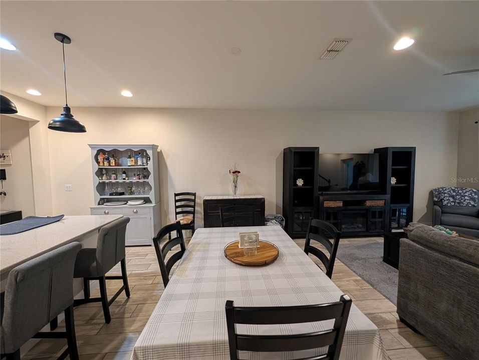 For Rent: $2,800 (3 beds, 2 baths, 1961 Square Feet)