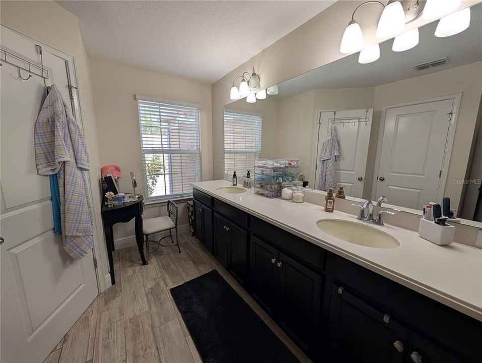 For Rent: $2,800 (3 beds, 2 baths, 1961 Square Feet)