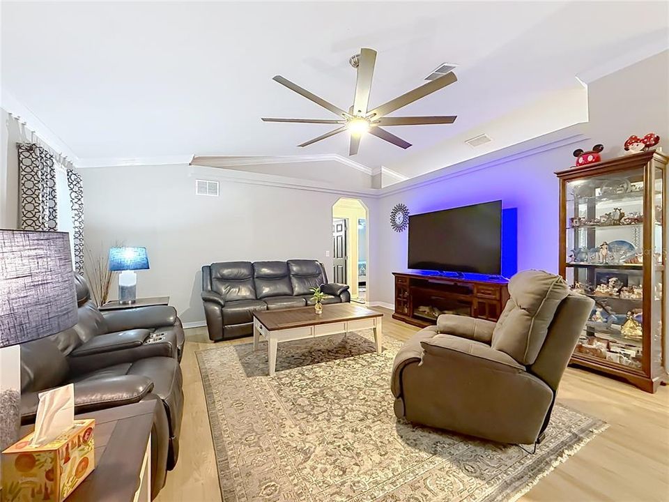 En Venta: $325,000 (4 camas, 2 baños, 1817 Pies cuadrados)