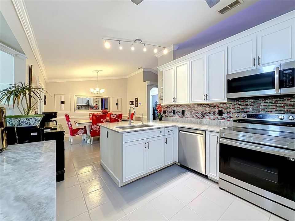En Venta: $325,000 (4 camas, 2 baños, 1817 Pies cuadrados)
