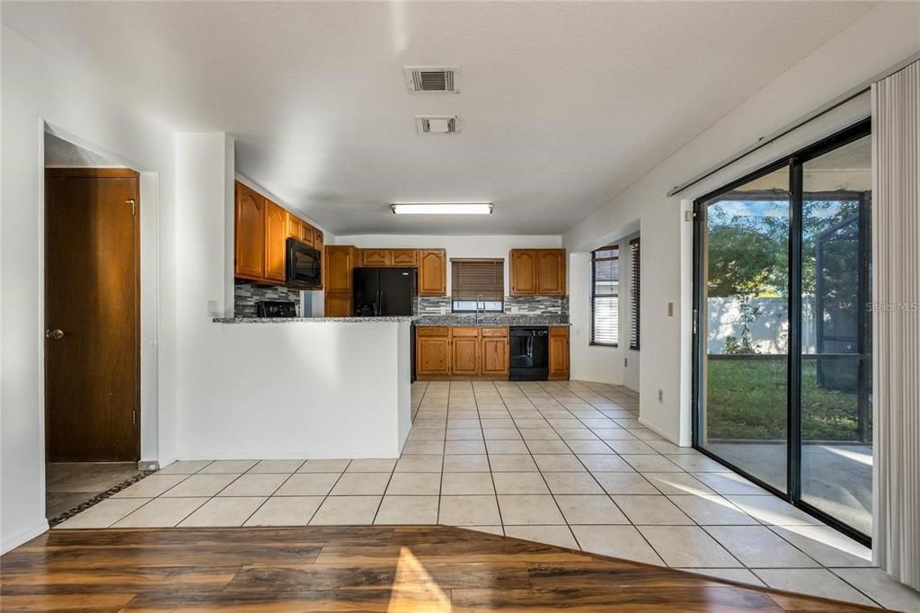 En Venta: $405,000 (4 camas, 2 baños, 1998 Pies cuadrados)