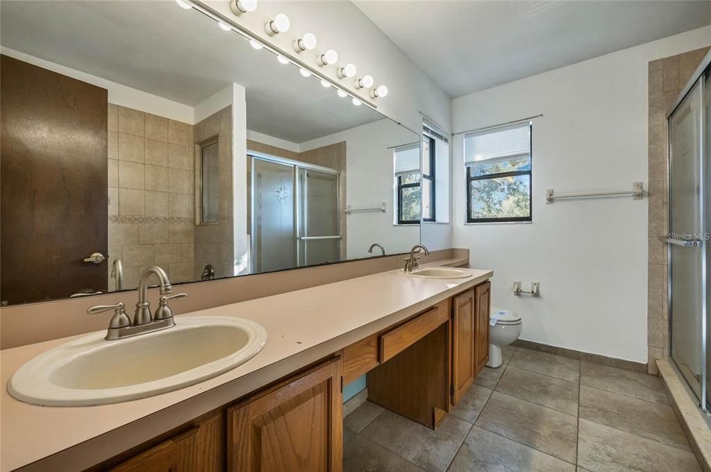 En Venta: $405,000 (4 camas, 2 baños, 1998 Pies cuadrados)