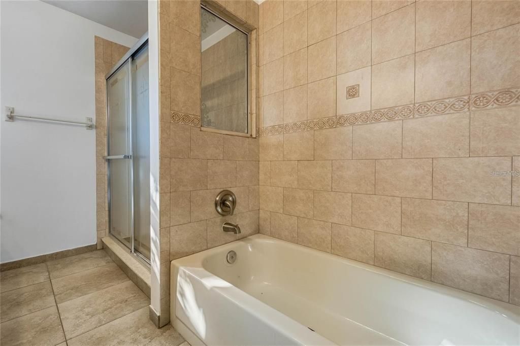 En Venta: $405,000 (4 camas, 2 baños, 1998 Pies cuadrados)