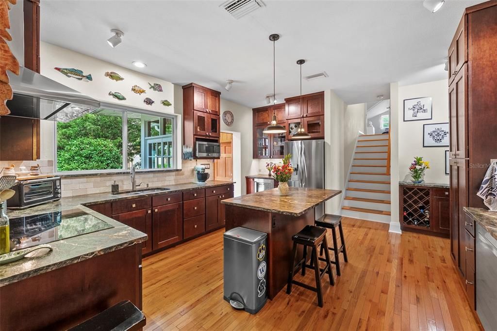 En Venta: $1,300,000 (4 camas, 3 baños, 2710 Pies cuadrados)