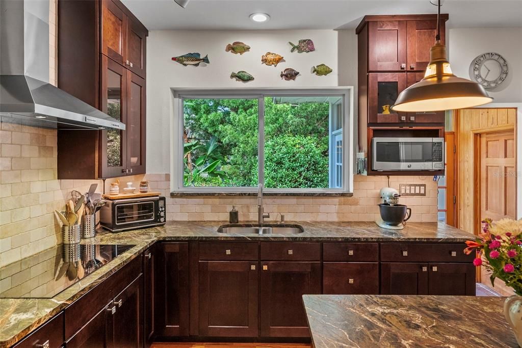 En Venta: $1,300,000 (4 camas, 3 baños, 2710 Pies cuadrados)