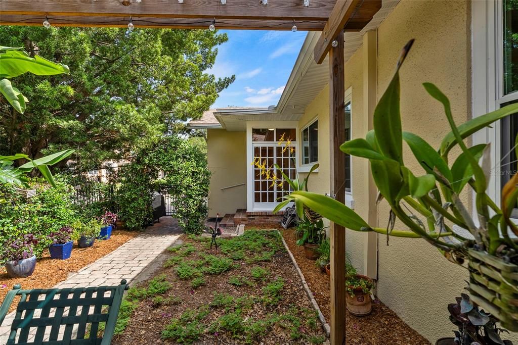 En Venta: $1,300,000 (4 camas, 3 baños, 2710 Pies cuadrados)
