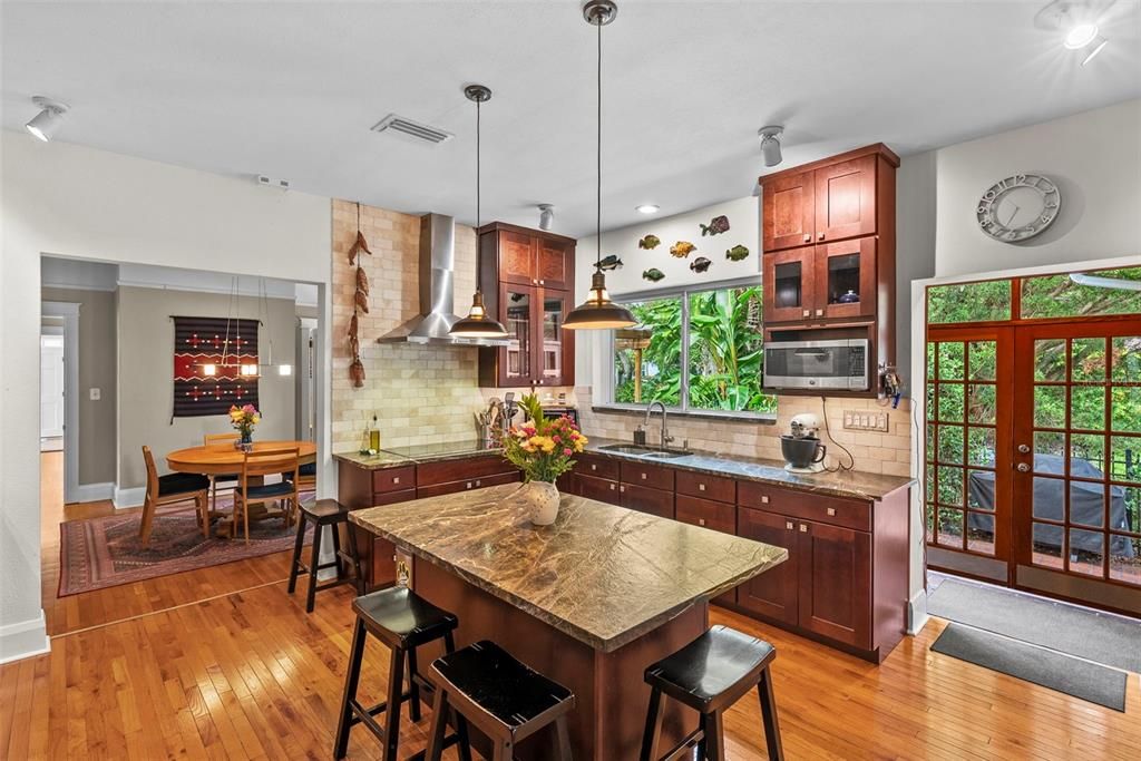 En Venta: $1,300,000 (4 camas, 3 baños, 2710 Pies cuadrados)