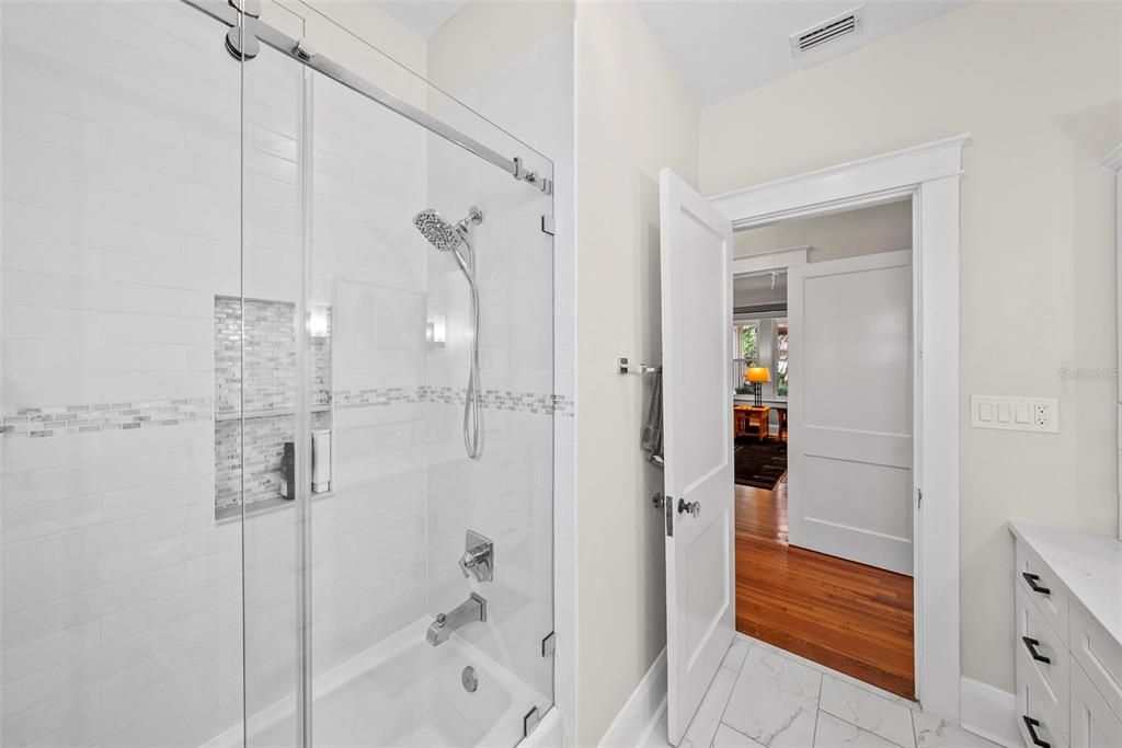 En Venta: $1,300,000 (4 camas, 3 baños, 2710 Pies cuadrados)
