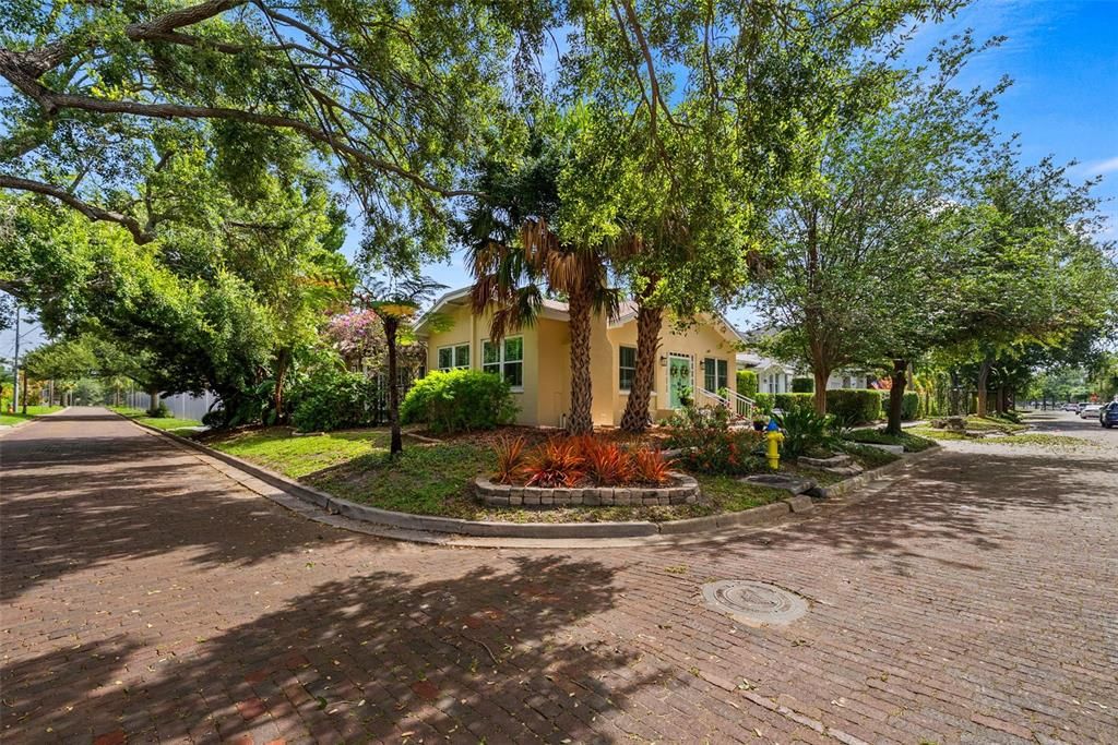 En Venta: $1,300,000 (4 camas, 3 baños, 2710 Pies cuadrados)