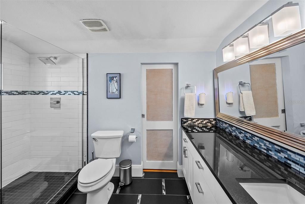 En Venta: $1,300,000 (4 camas, 3 baños, 2710 Pies cuadrados)
