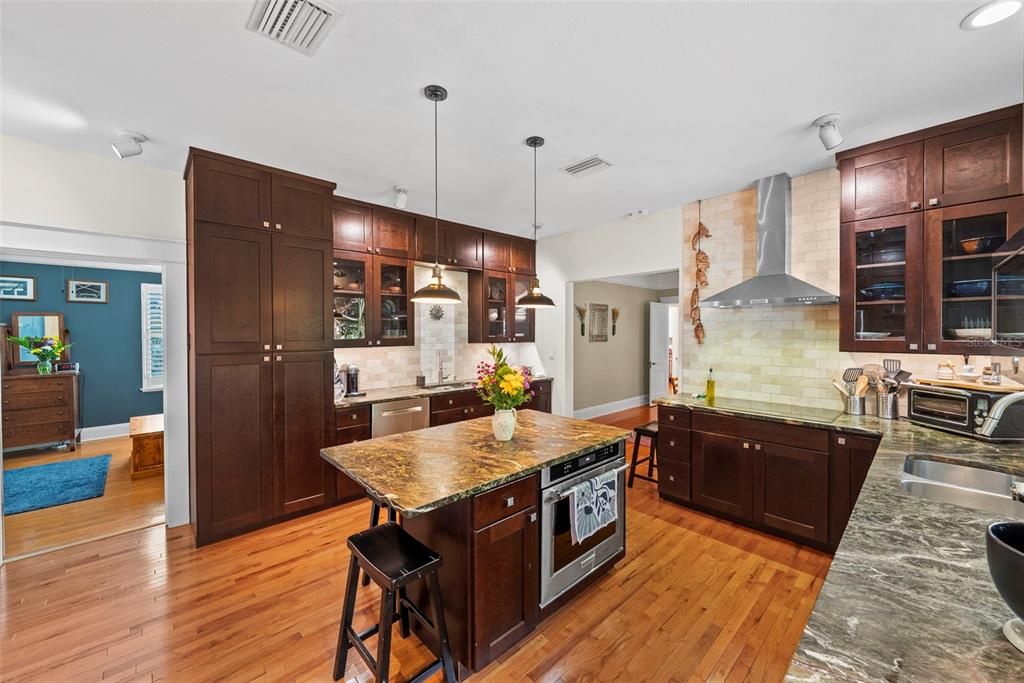 En Venta: $1,300,000 (4 camas, 3 baños, 2710 Pies cuadrados)