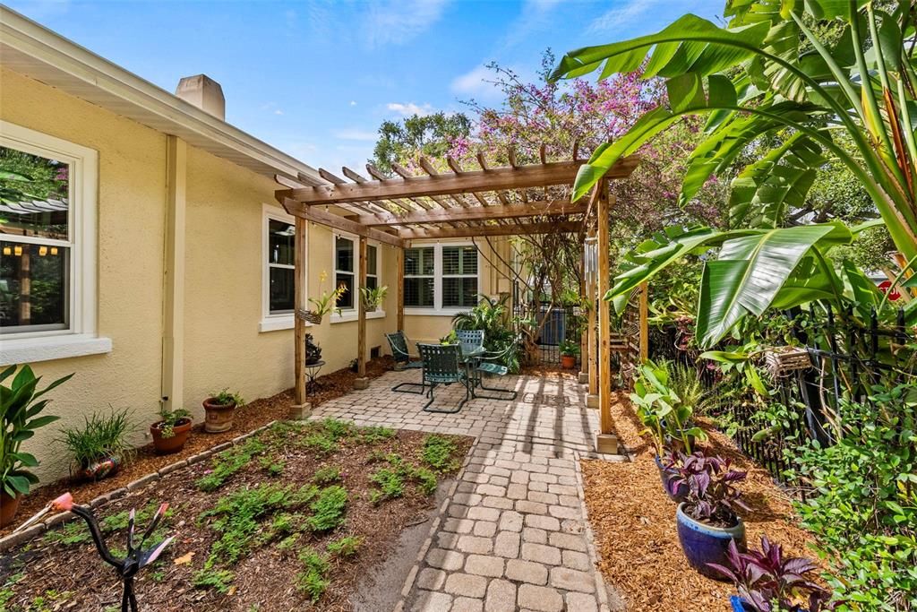 En Venta: $1,300,000 (4 camas, 3 baños, 2710 Pies cuadrados)