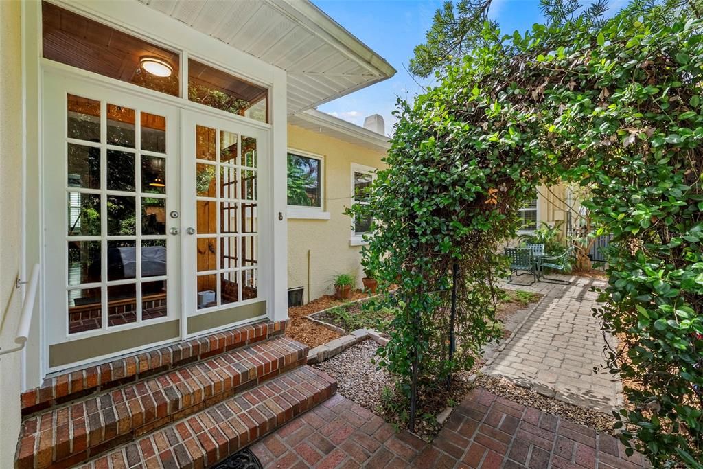 En Venta: $1,300,000 (4 camas, 3 baños, 2710 Pies cuadrados)