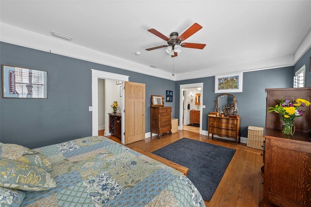 En Venta: $1,300,000 (4 camas, 3 baños, 2710 Pies cuadrados)