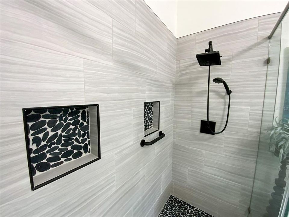 Под контрактом: $399,900 (4 спален, 2 ванн, 1828 Квадратных фут)