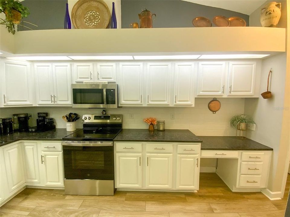Под контрактом: $399,900 (4 спален, 2 ванн, 1828 Квадратных фут)
