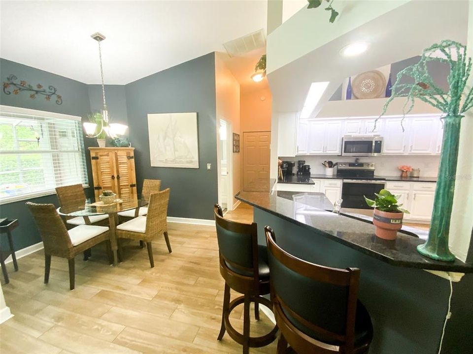 Под контрактом: $399,900 (4 спален, 2 ванн, 1828 Квадратных фут)