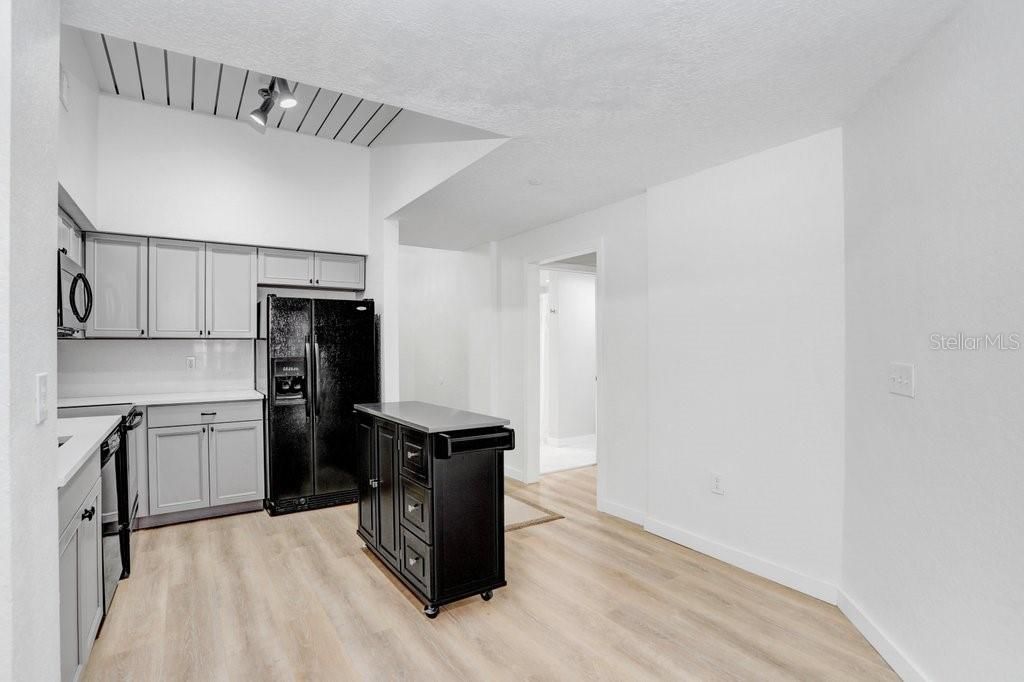 В аренду: $1,900 (1 спален, 1 ванн, 721 Квадратных фут)