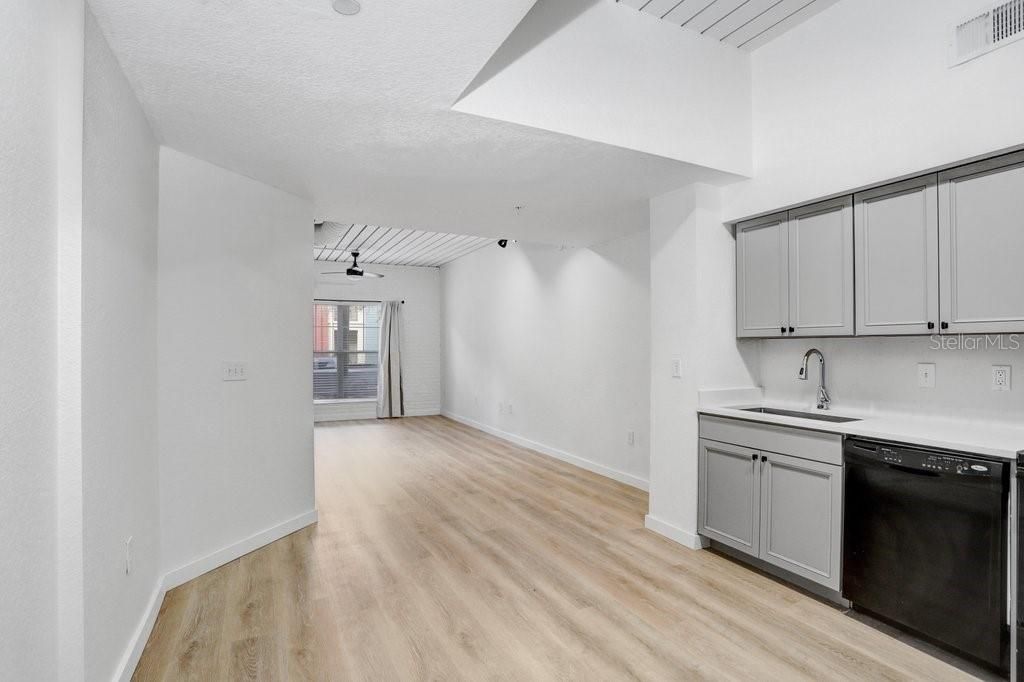 В аренду: $1,900 (1 спален, 1 ванн, 721 Квадратных фут)