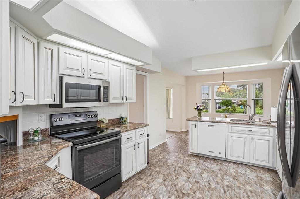 На продажу: $319,999 (3 спален, 2 ванн, 2111 Квадратных фут)