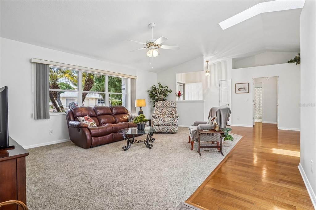 На продажу: $319,999 (3 спален, 2 ванн, 2111 Квадратных фут)