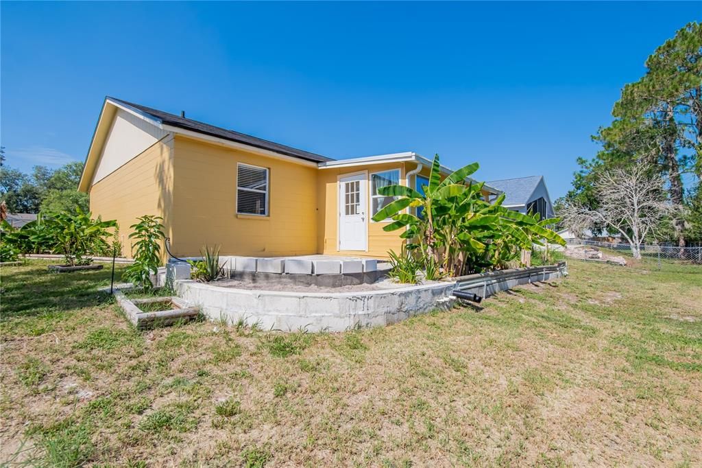 For Sale: $275,000 (3 beds, 2 baths, 1195 Square Feet)