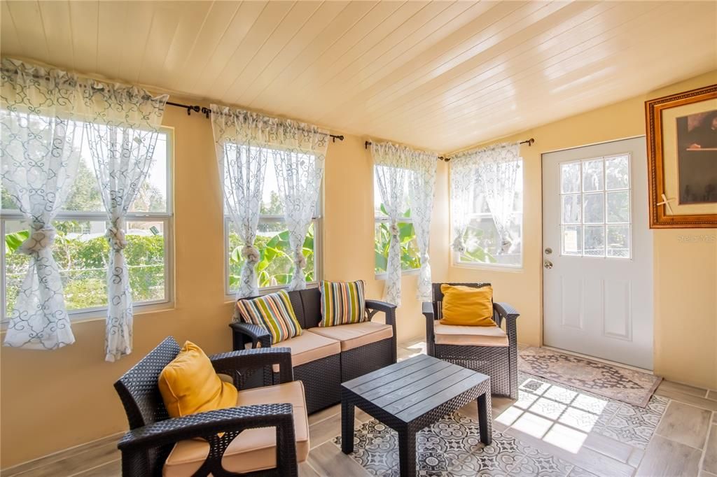 For Sale: $275,000 (3 beds, 2 baths, 1195 Square Feet)