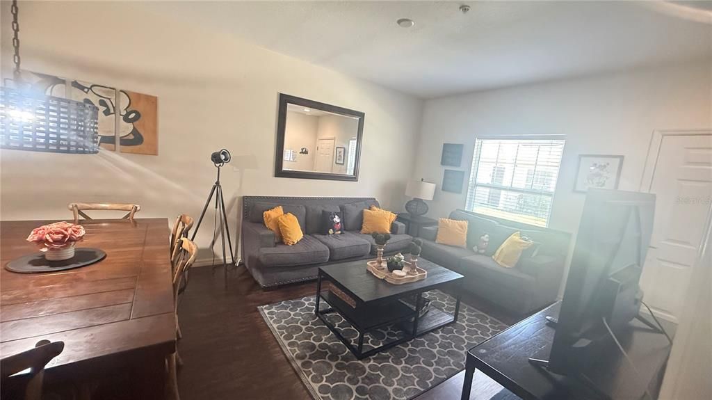 En Venta: $298,990 (3 camas, 2 baños, 1300 Pies cuadrados)