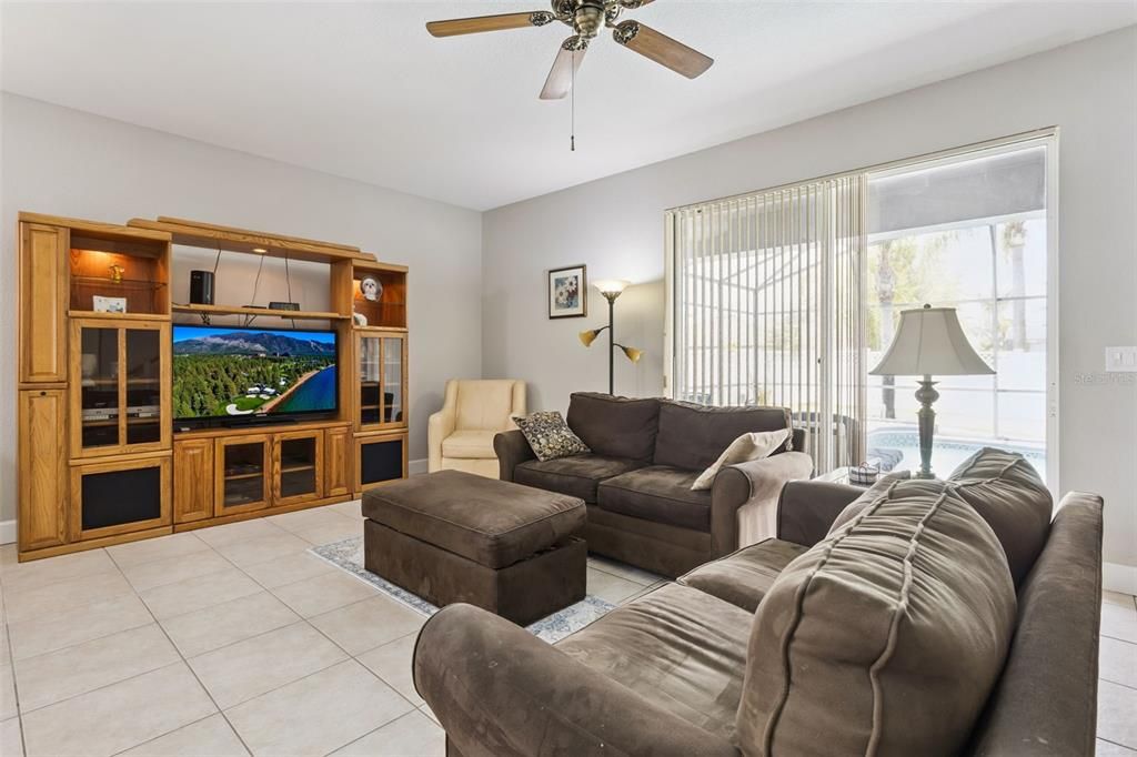 En Venta: $649,900 (4 camas, 3 baños, 3119 Pies cuadrados)