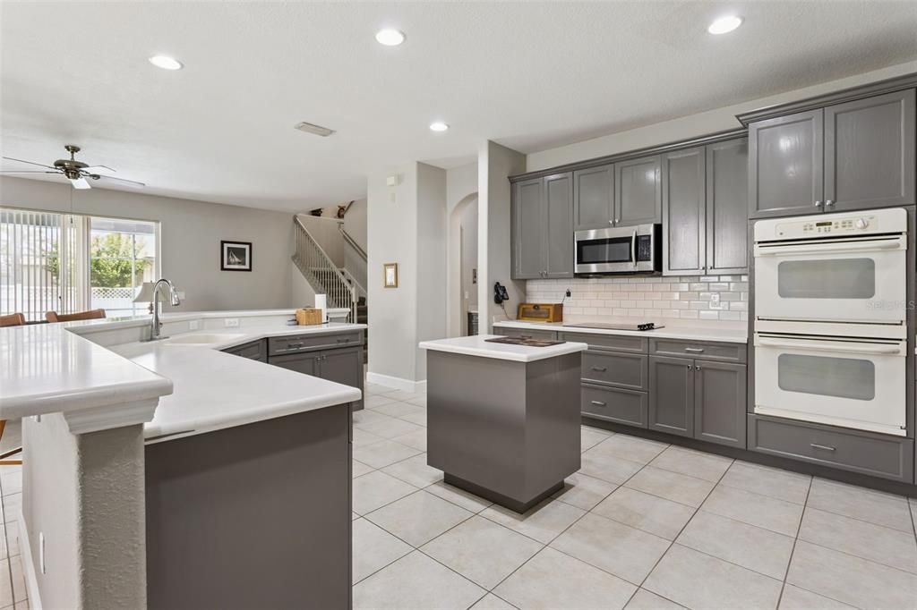 En Venta: $649,900 (4 camas, 3 baños, 3119 Pies cuadrados)