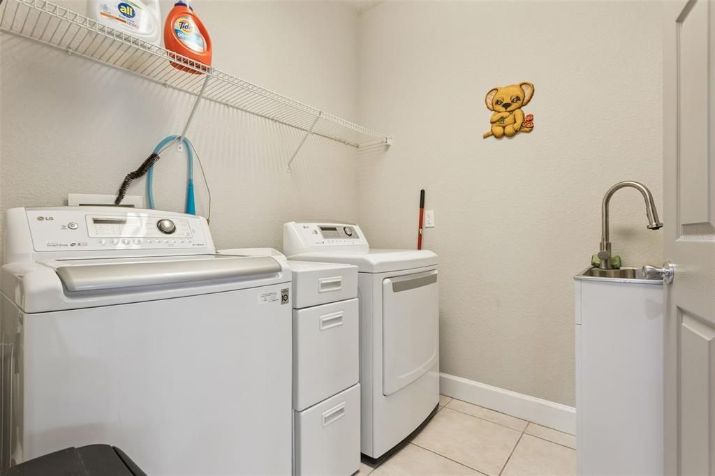 En Venta: $649,900 (4 camas, 3 baños, 3119 Pies cuadrados)
