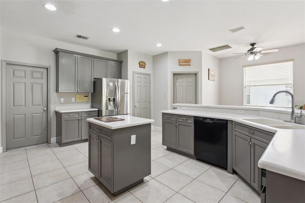 En Venta: $649,900 (4 camas, 3 baños, 3119 Pies cuadrados)