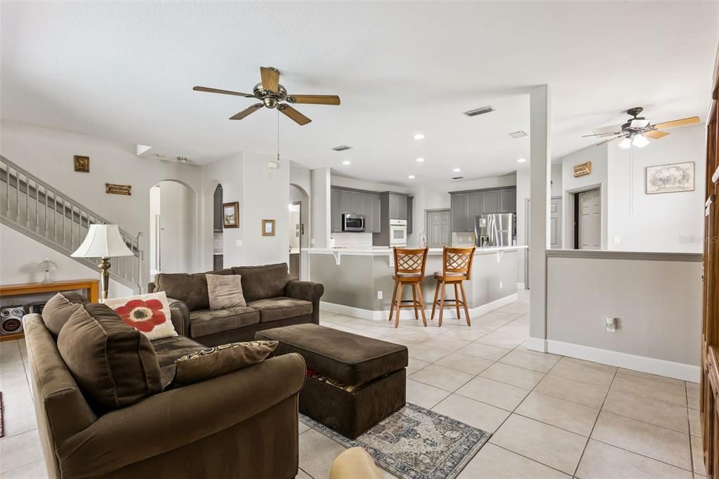En Venta: $649,900 (4 camas, 3 baños, 3119 Pies cuadrados)