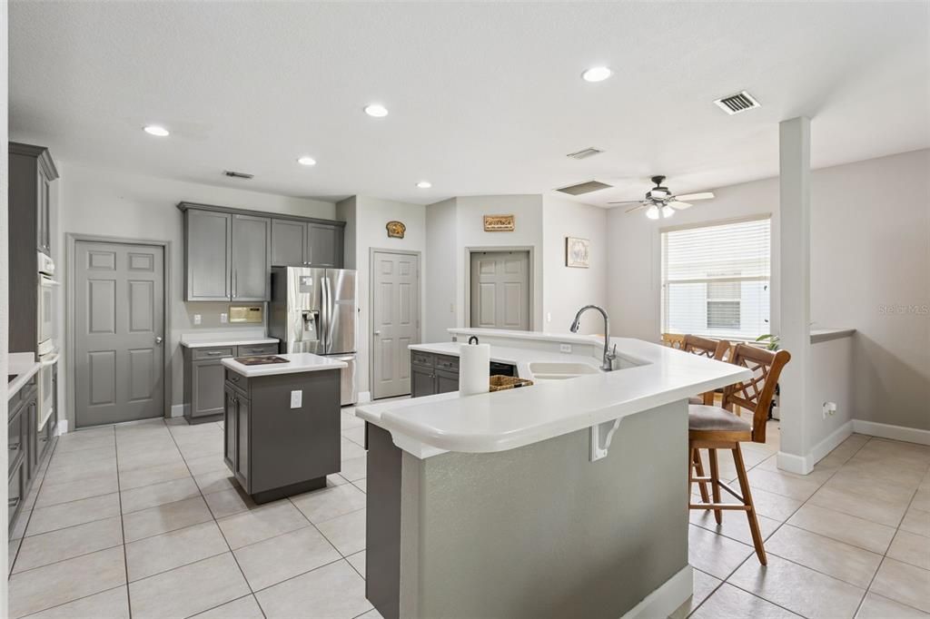 En Venta: $649,900 (4 camas, 3 baños, 3119 Pies cuadrados)