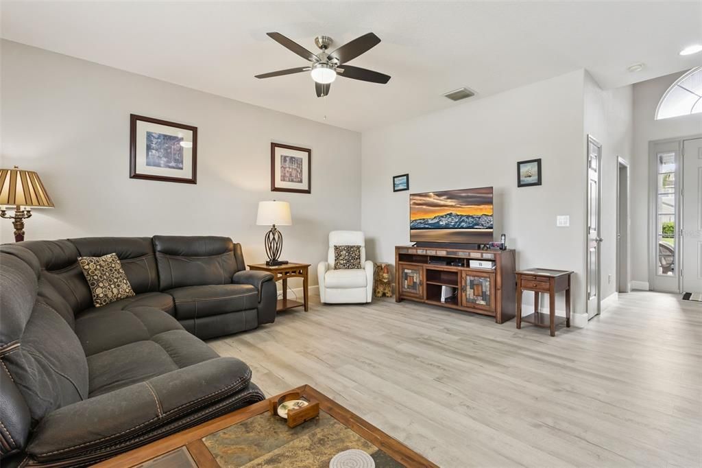 En Venta: $649,900 (4 camas, 3 baños, 3119 Pies cuadrados)