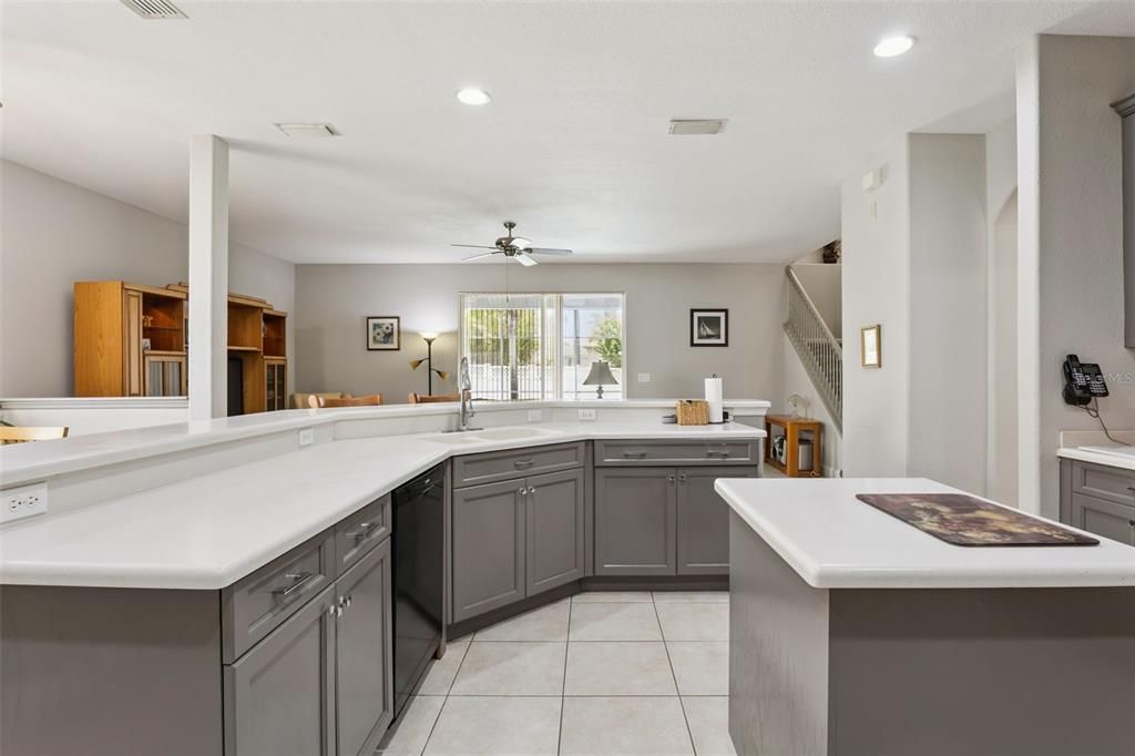 En Venta: $649,900 (4 camas, 3 baños, 3119 Pies cuadrados)